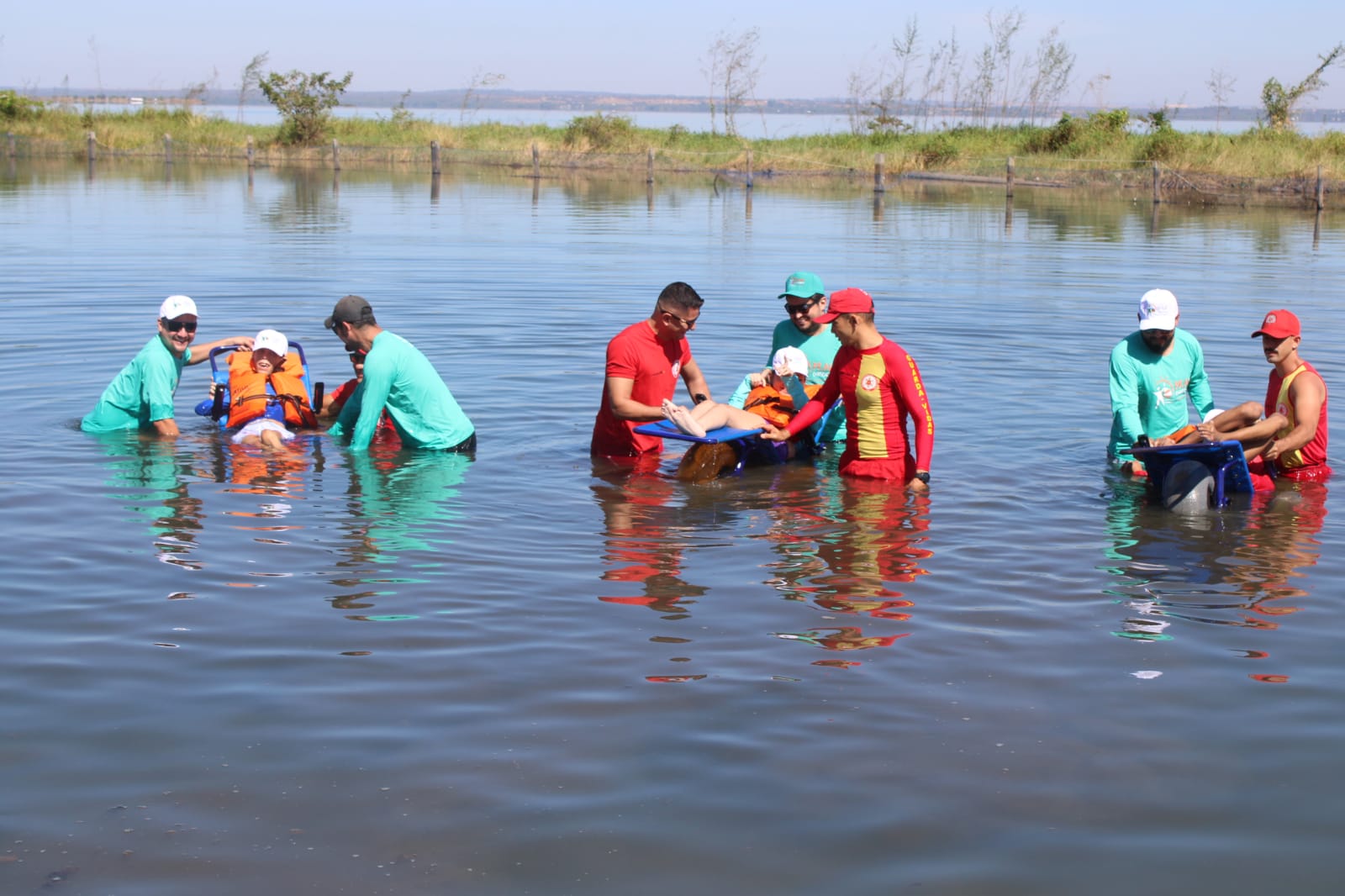 6 Turista de Brasilia e alunos da APAE cadeirantes experimentam pela primeira vez o acesso a agua com a cadeira anfibia Foto Fernando Alves Governo do Tocantins